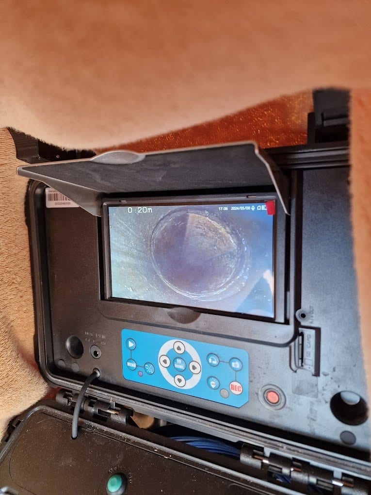 Pantalla del equipo de inspección de GMAS mostrando el interior de una tubería, con la profundidad marcada